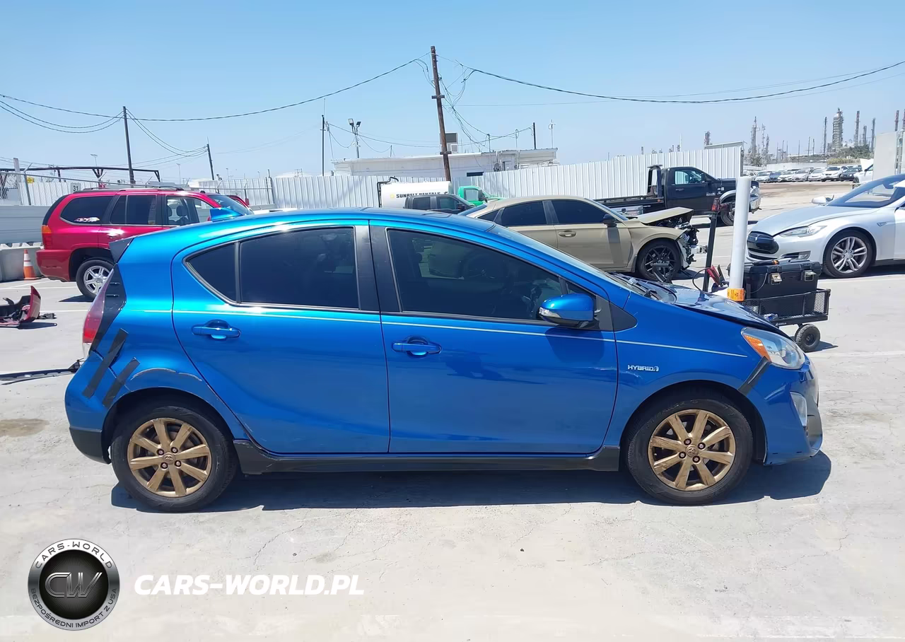 2017 Toyota Prius C Three VIN:JTDKDTB36H1591592 - 13