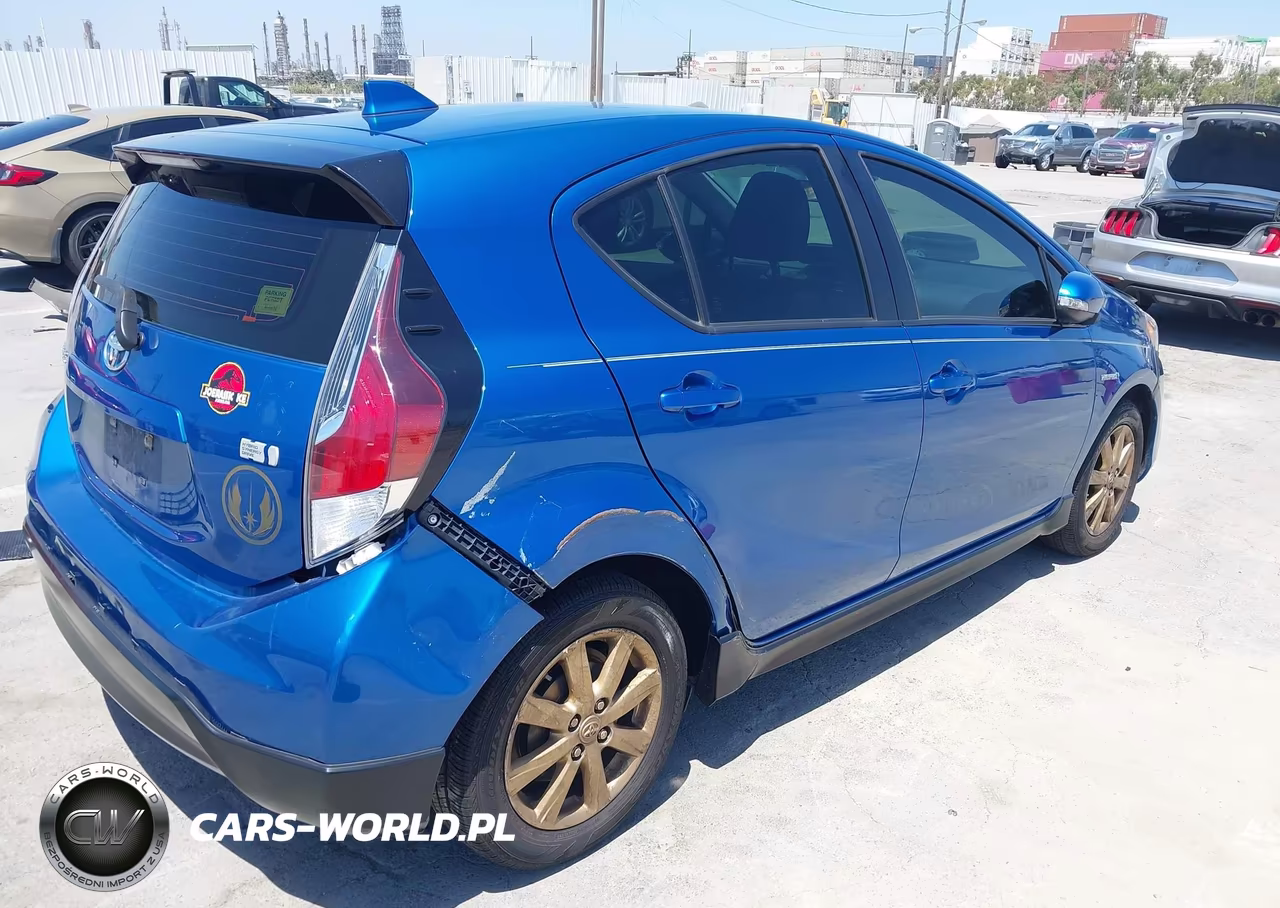 2017 Toyota Prius C Three VIN:JTDKDTB36H1591592 - 4