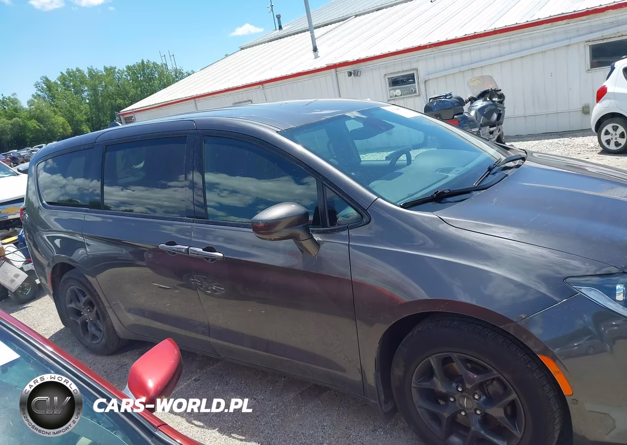 2019 Chrysler Pacifica Touring Plus VIN:2C4RC1FGXKR508011 - 13