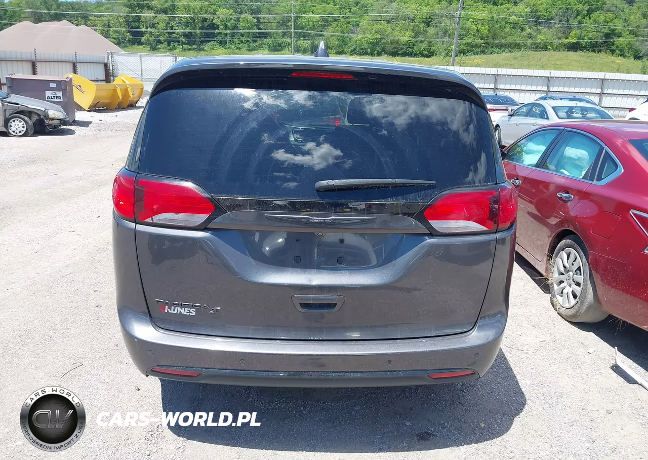 2019 Chrysler Pacifica Touring Plus VIN:2C4RC1FGXKR508011 - 16