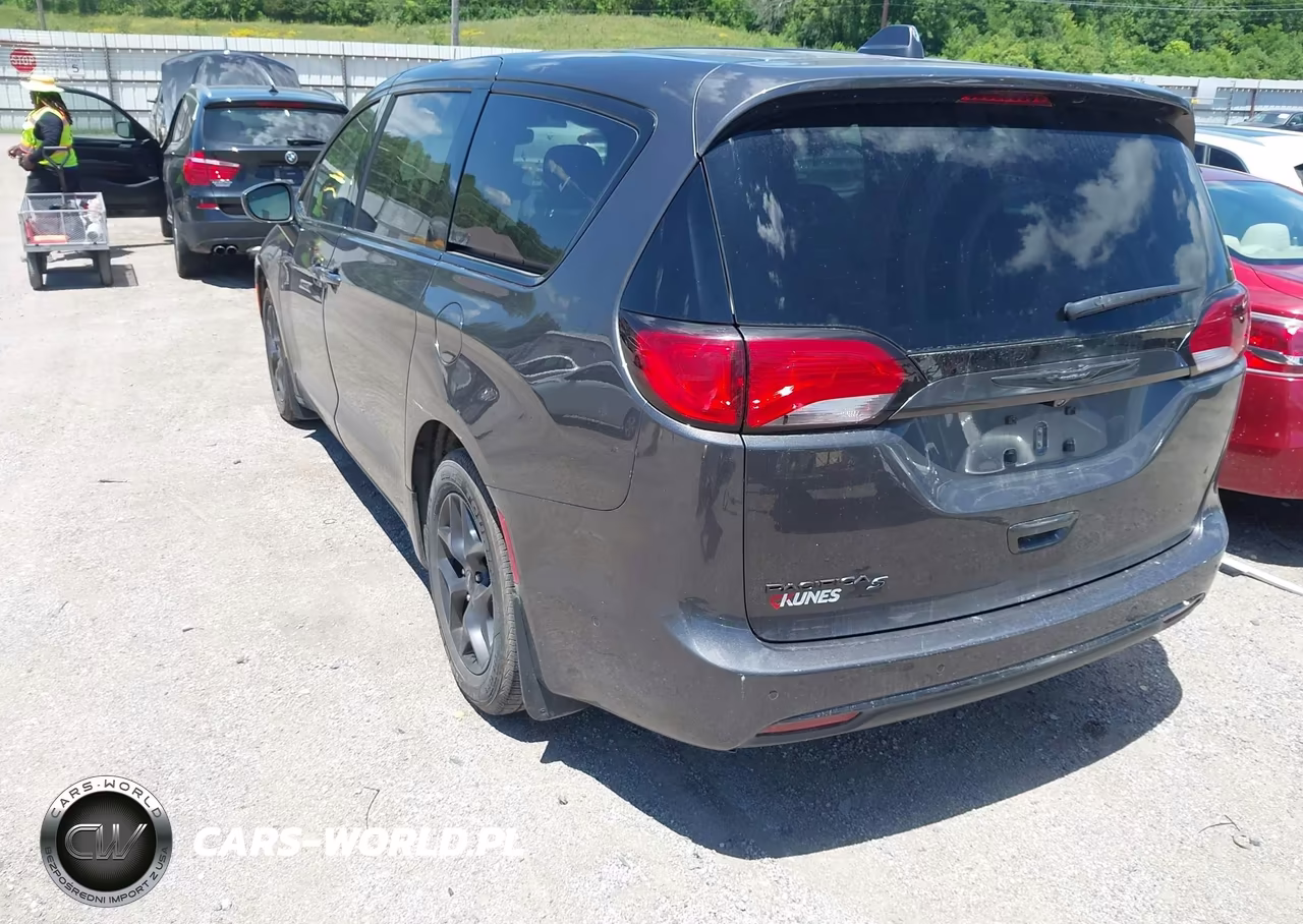 2019 Chrysler Pacifica Touring Plus VIN:2C4RC1FGXKR508011 - 3