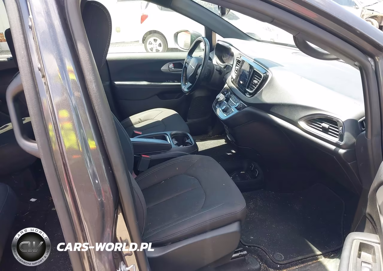 2019 Chrysler Pacifica Touring Plus VIN:2C4RC1FGXKR508011 - 5