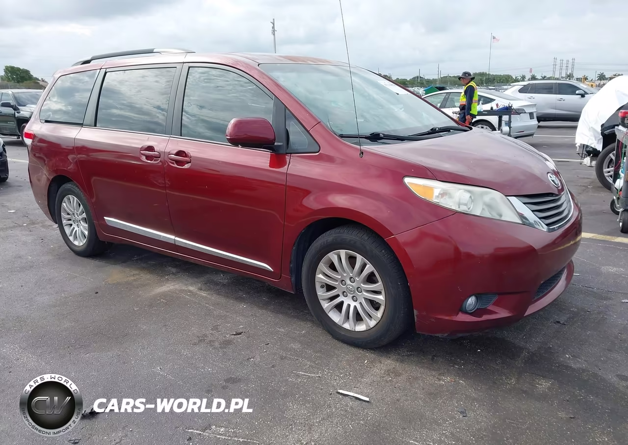 2013 Toyota Sienna Xle V6 8 Passenger – zdjęcie 1 z 17