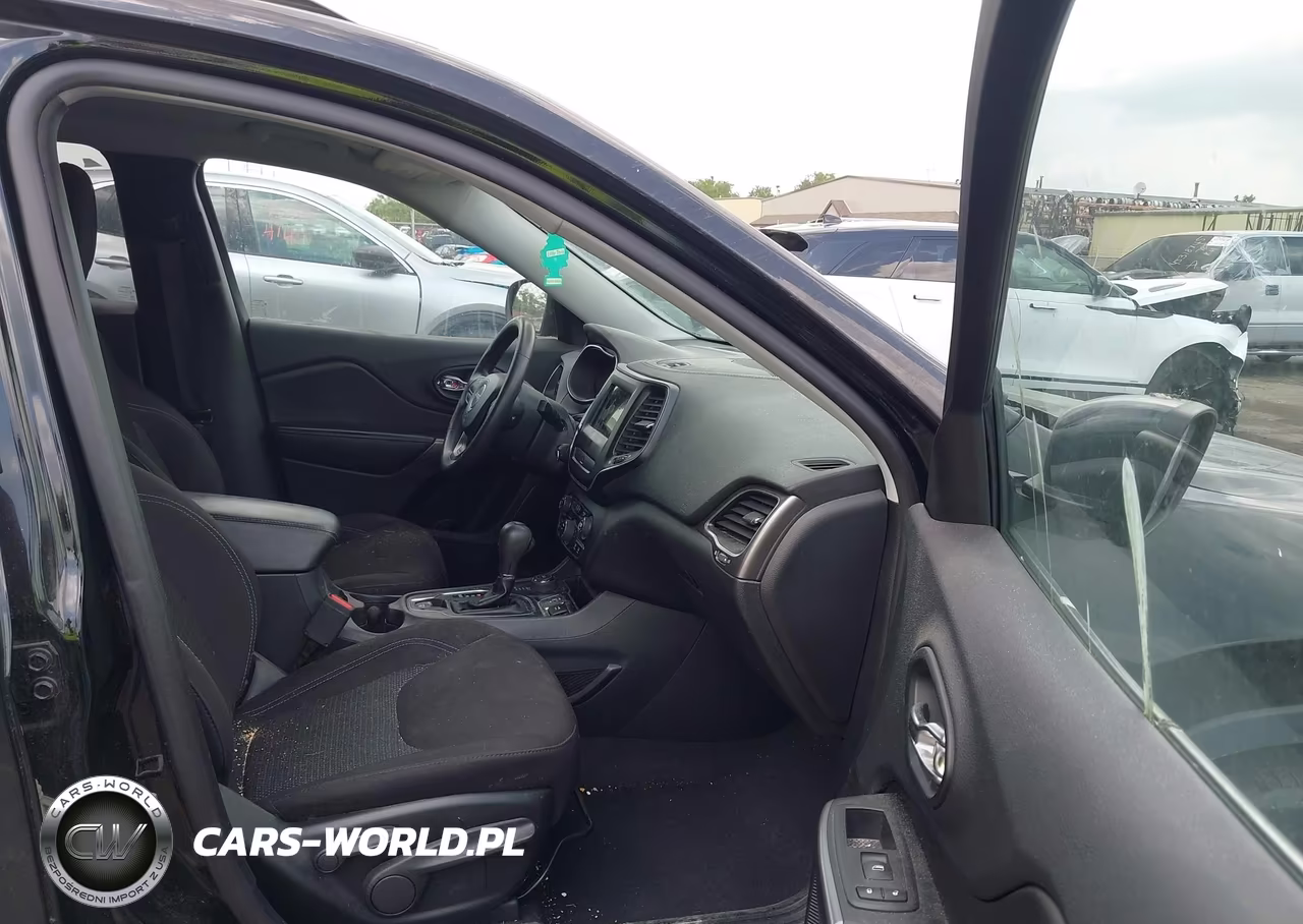 2019 Jeep Cherokee Latitude 4X4 VIN:1C4PJMCB5KD351479 - 5