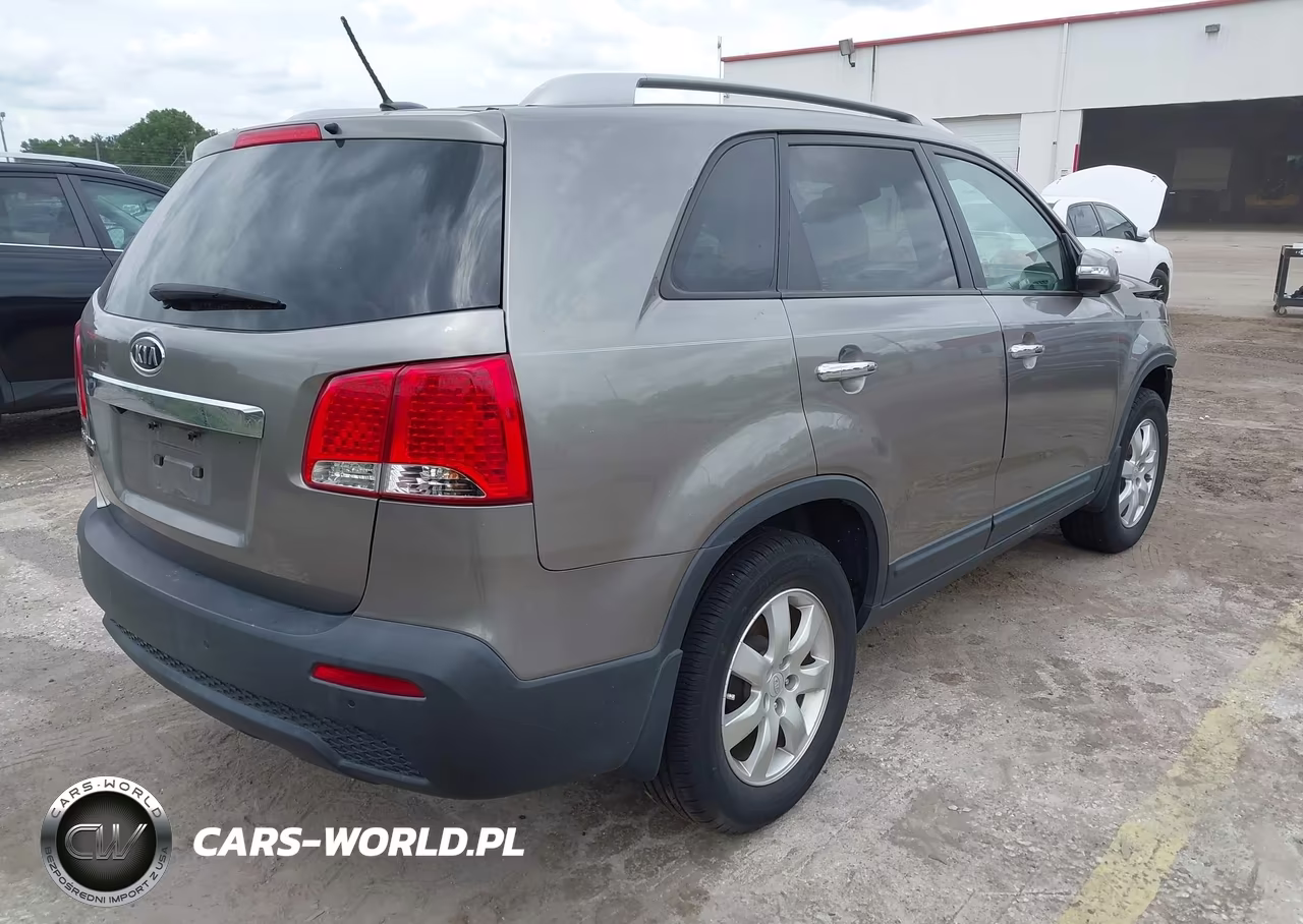 2011 Kia Sorento Lx VIN:5XYKT4A18BG085987 - 4