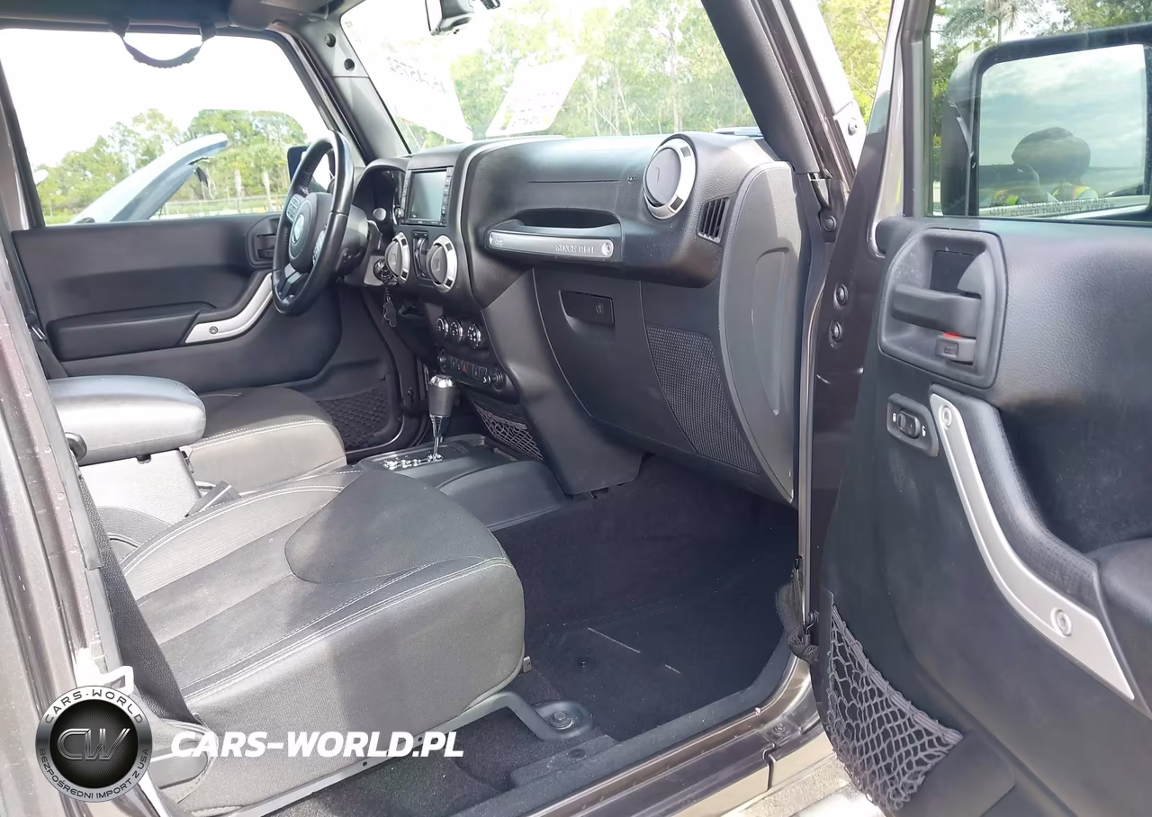 2016 Jeep Wrangler Unlimited Sahara VIN:1C4HJWEG4GL242680 - 5