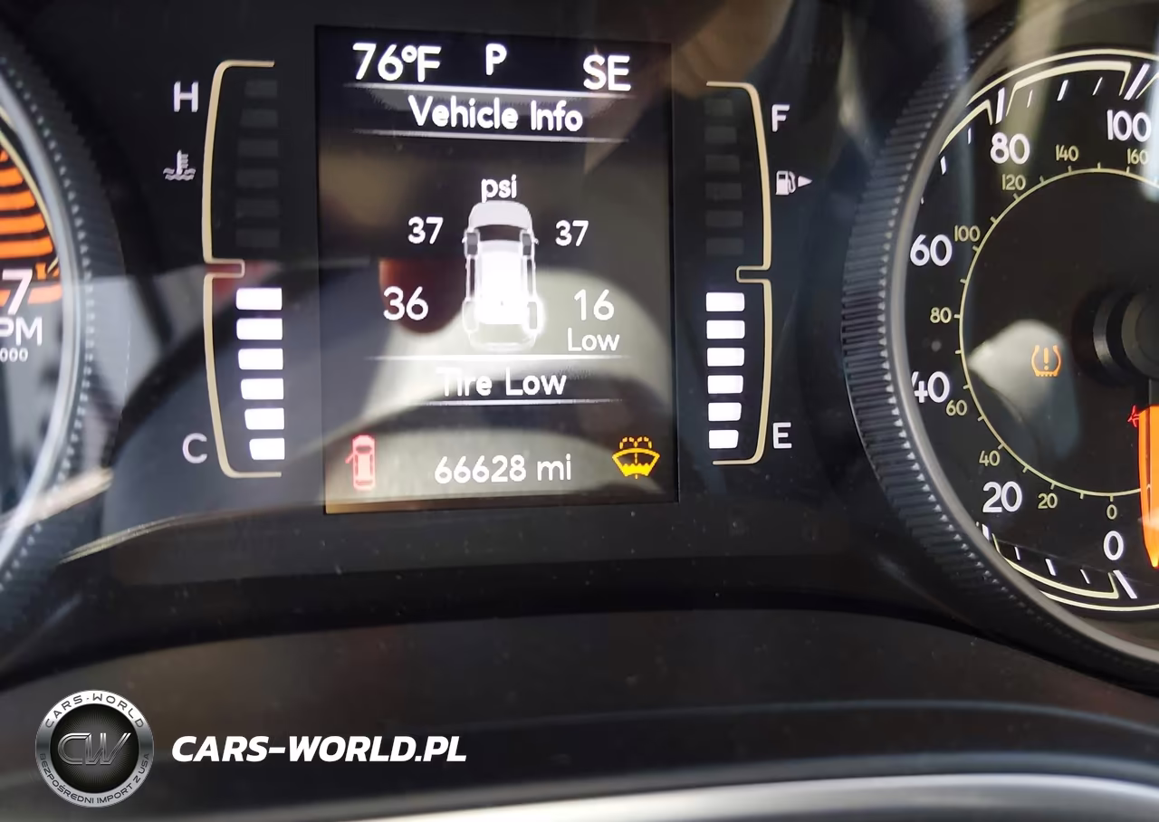 2019 Jeep Cherokee Latitude 4X4 VIN:1C4PJMCB0KD153683 - 18