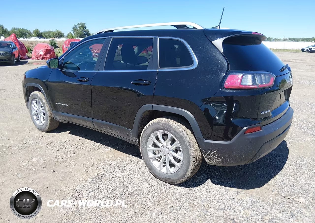 2019 Jeep Cherokee Latitude 4X4 VIN:1C4PJMCB0KD153683 - 3