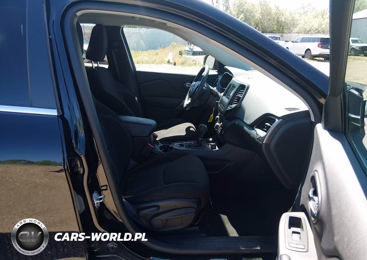 2019 Jeep Cherokee Latitude 4X4 VIN:1C4PJMCB0KD153683 - 5