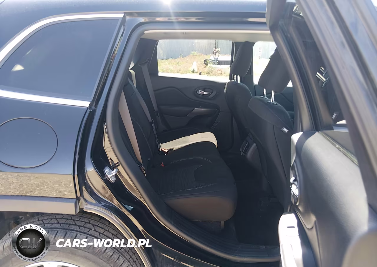 2019 Jeep Cherokee Latitude 4X4 VIN:1C4PJMCB0KD153683 - 8