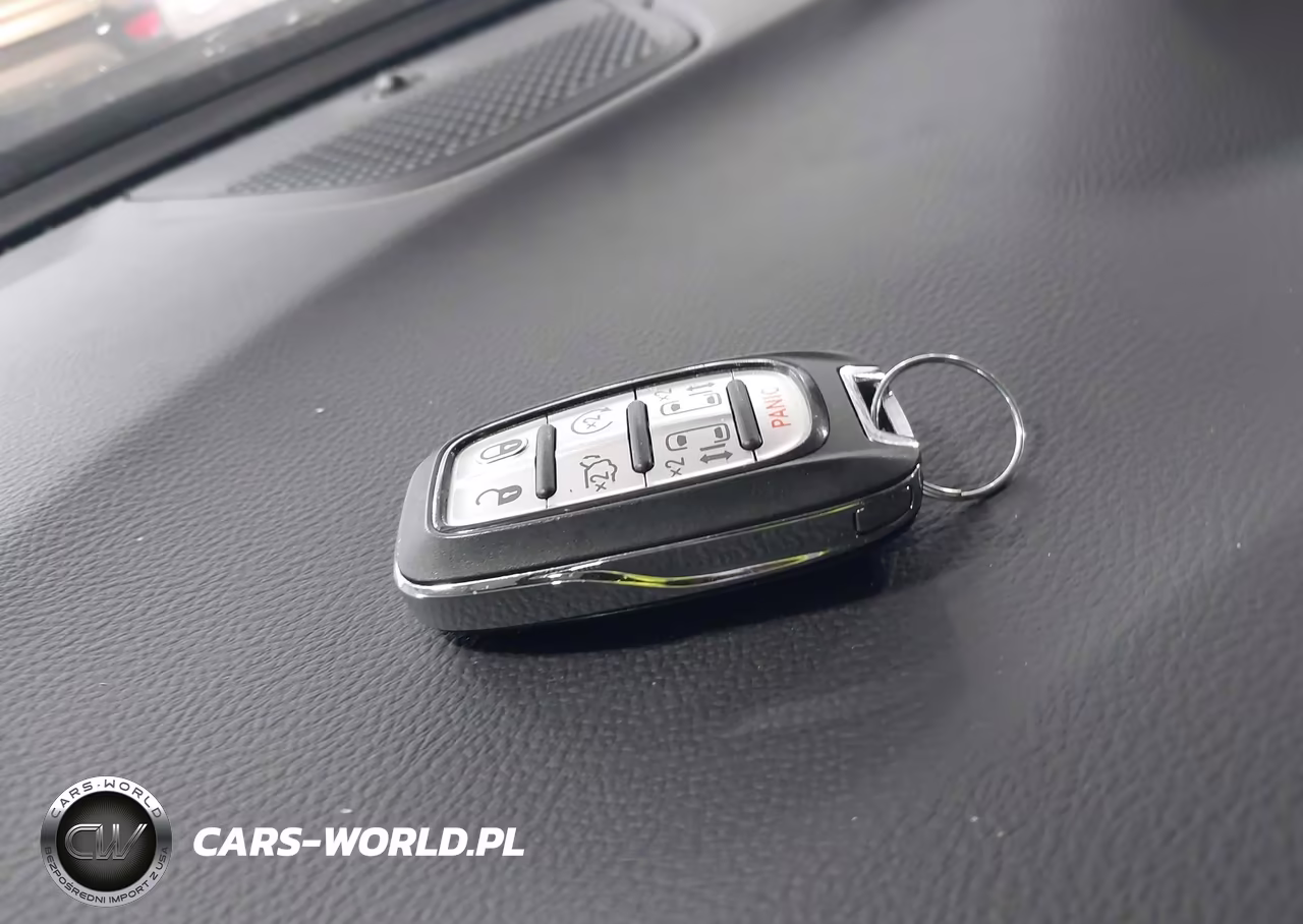 2020 Chrysler Pacifica Touring VIN:2C4RC1FG1LR233159 - 11