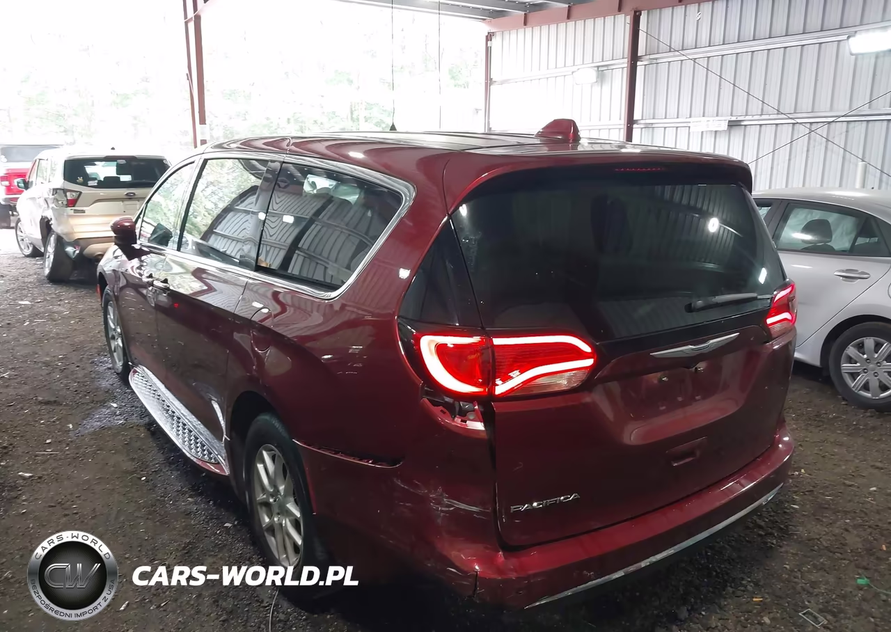 2020 Chrysler Pacifica Touring VIN:2C4RC1FG1LR233159 - 3