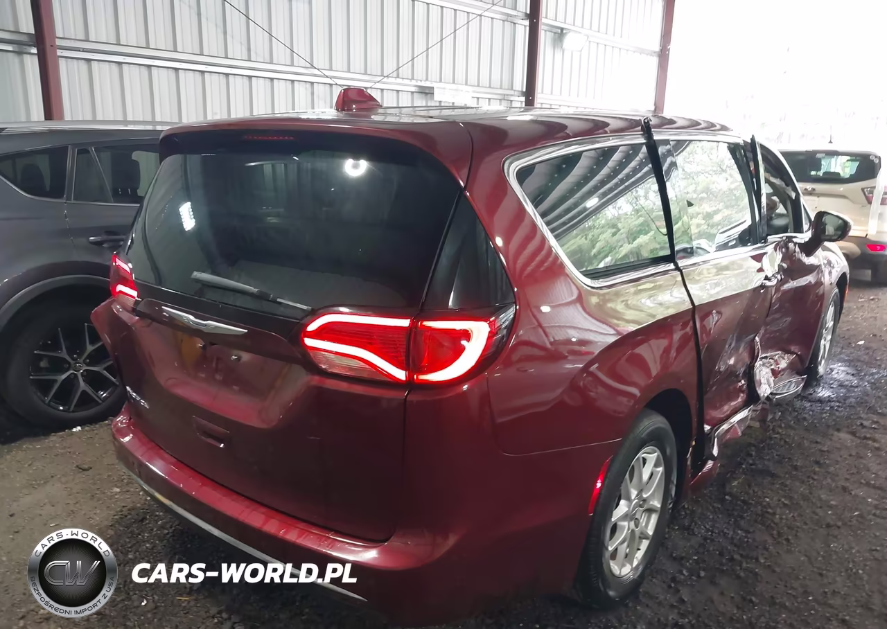 2020 Chrysler Pacifica Touring VIN:2C4RC1FG1LR233159 - 4
