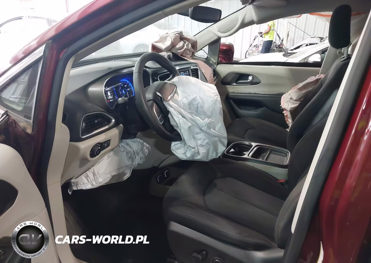 2020 Chrysler Pacifica Touring VIN:2C4RC1FG1LR233159 - 5