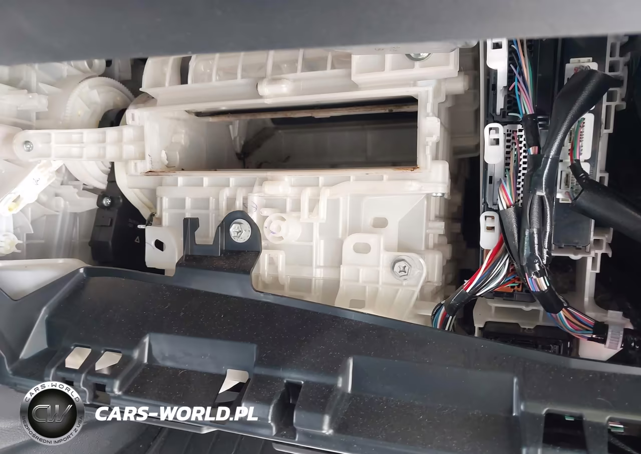 2018 Toyota Prius Prime Plus VIN:JTDKARFP6J3101221 - 6