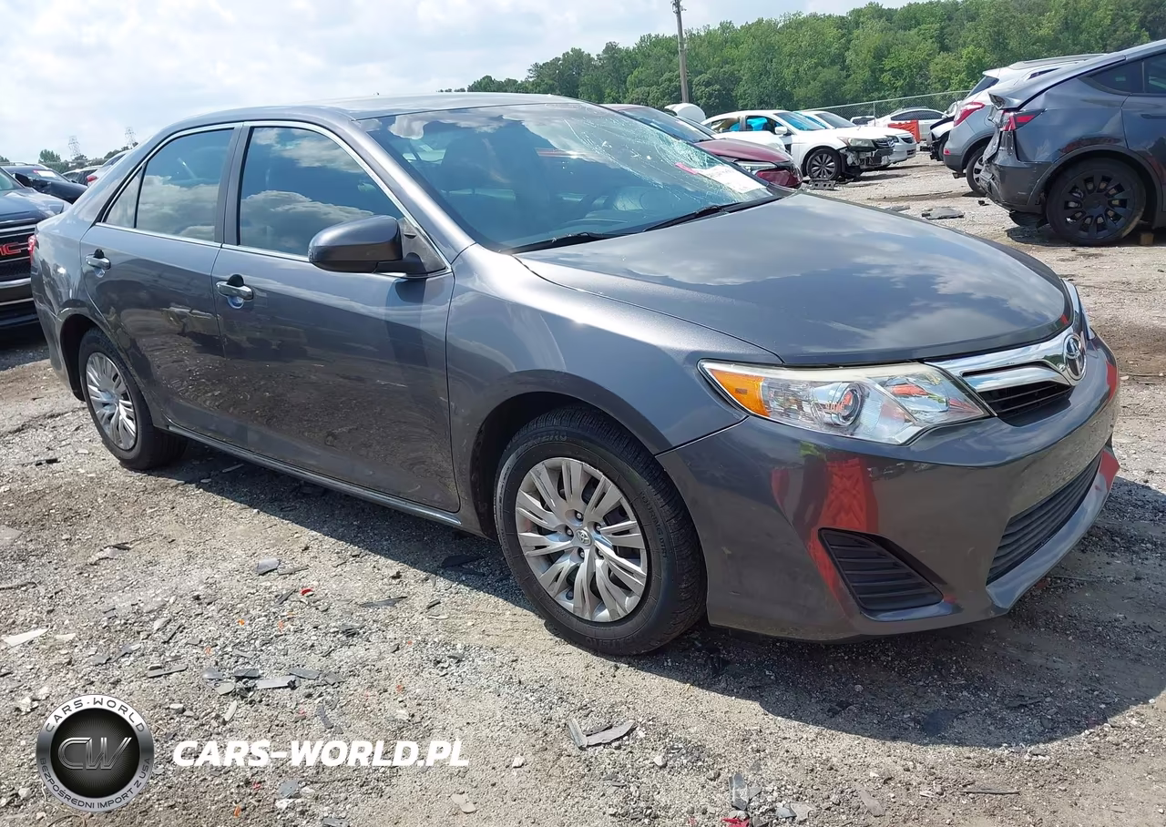 2013 Toyota Camry Le – zdjęcie 1 z 16