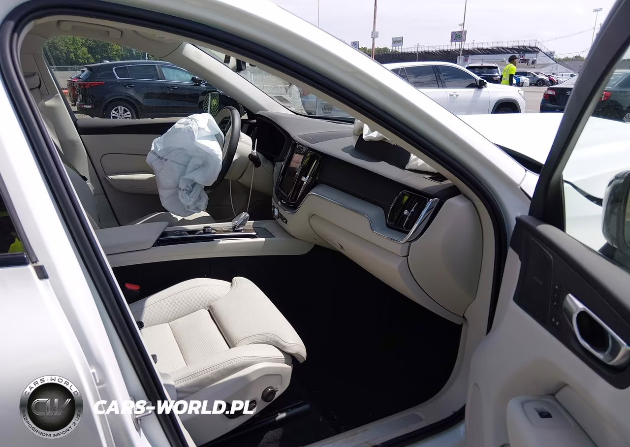 2025 Volvo Xc60 Plug-In Hybrid Ultra, T8 Awd Electric-Gasoline, Dark VIN:YV4H60RM2S1073694 - 5