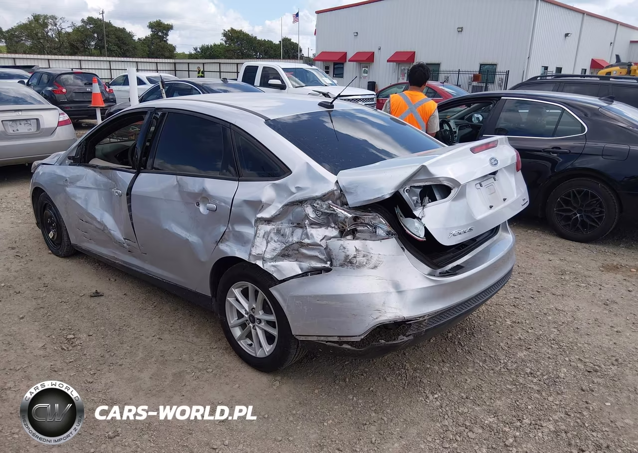 2016 Ford Focus Se VIN:1FADP3F22GL383204 - 3