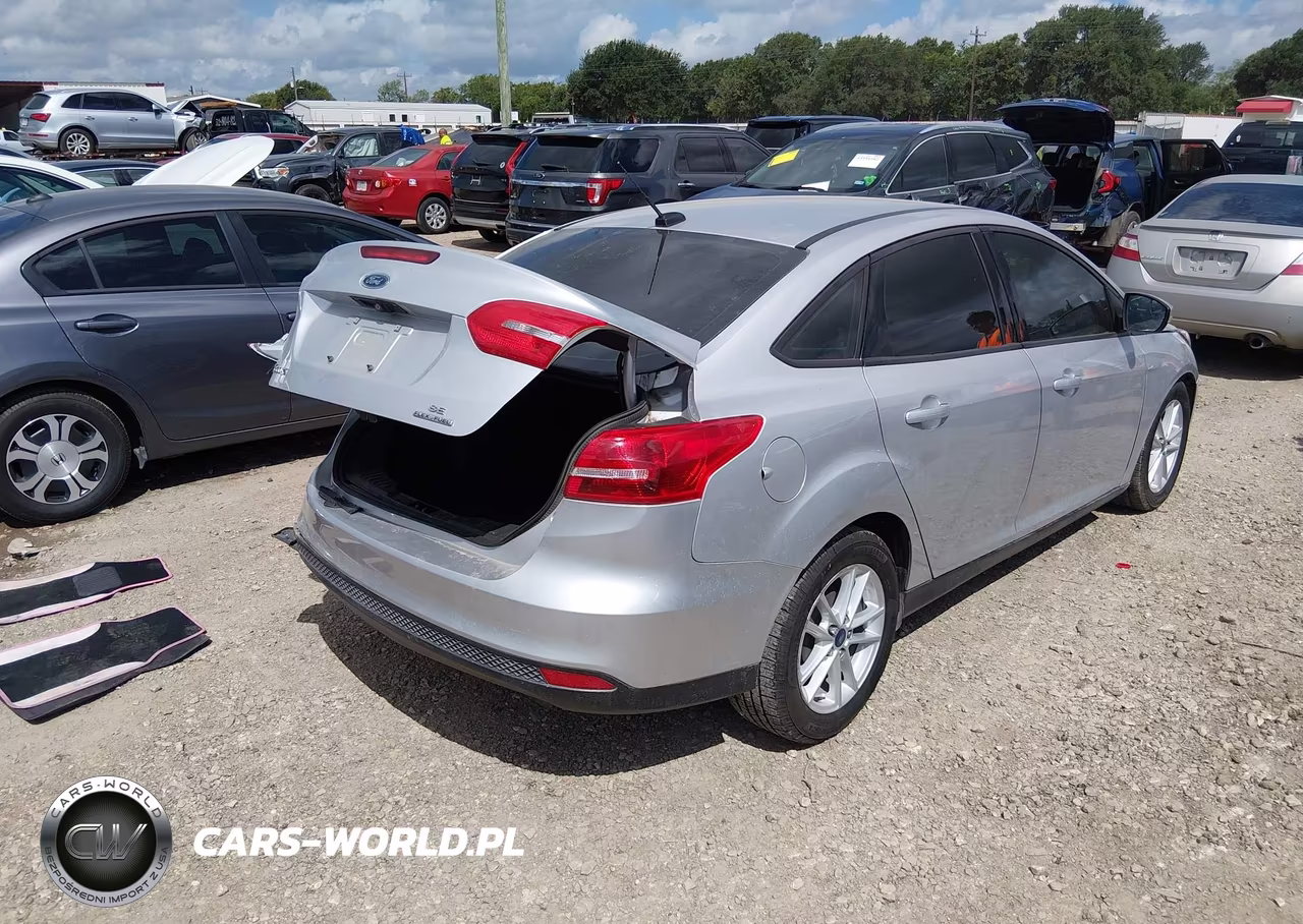 2016 Ford Focus Se VIN:1FADP3F22GL383204 - 4