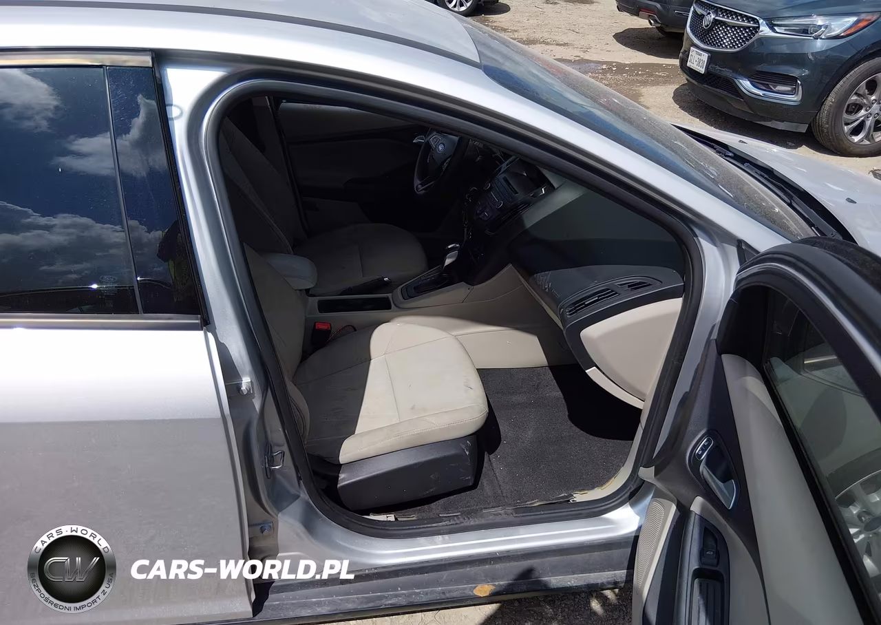 2016 Ford Focus Se VIN:1FADP3F22GL383204 - 5