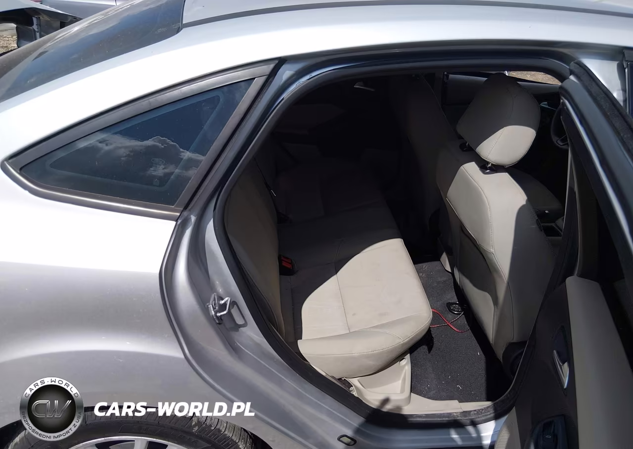 2016 Ford Focus Se VIN:1FADP3F22GL383204 - 8