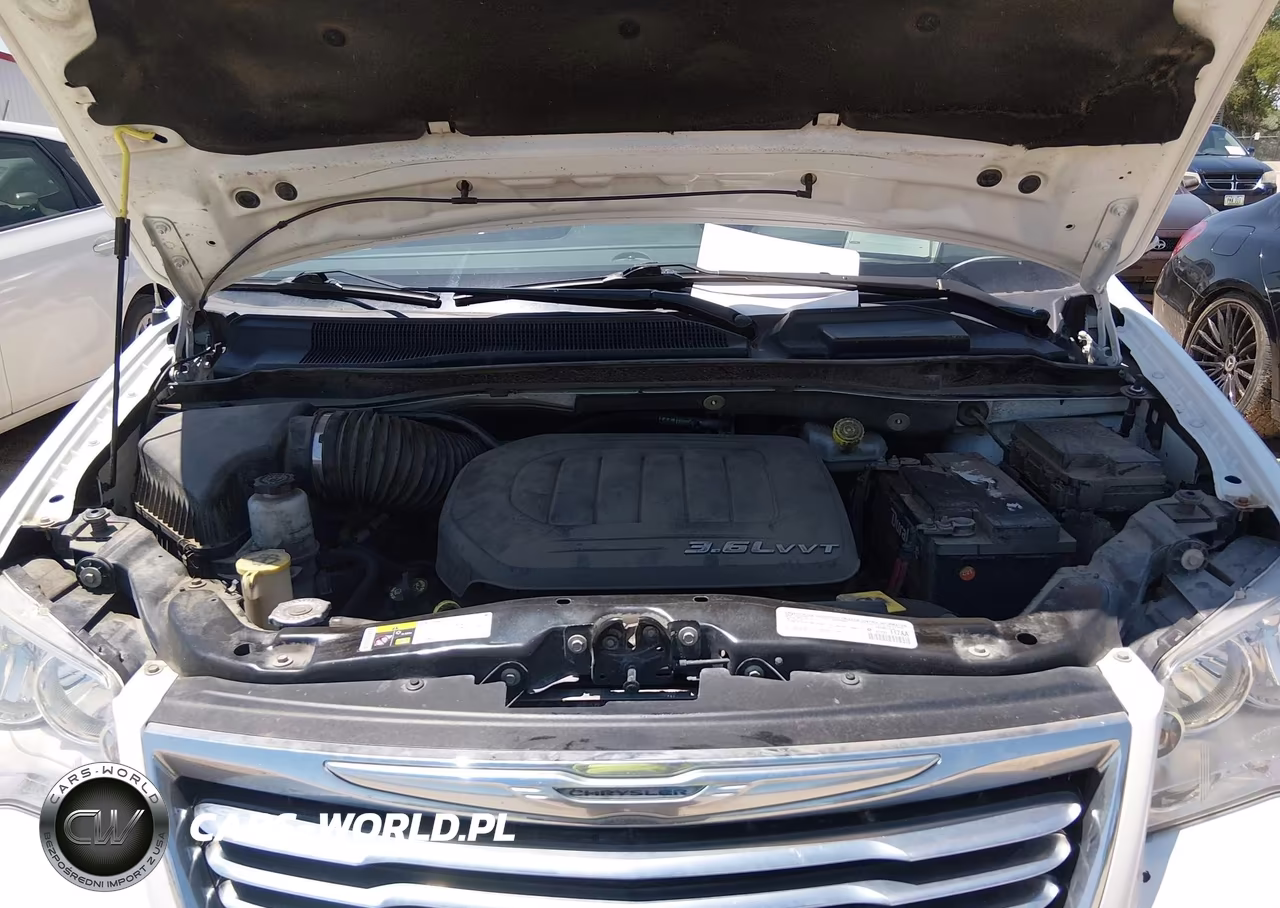 2015 Chrysler Town & Country Touring-L VIN:2C4RC1CG7FR611056 - 10