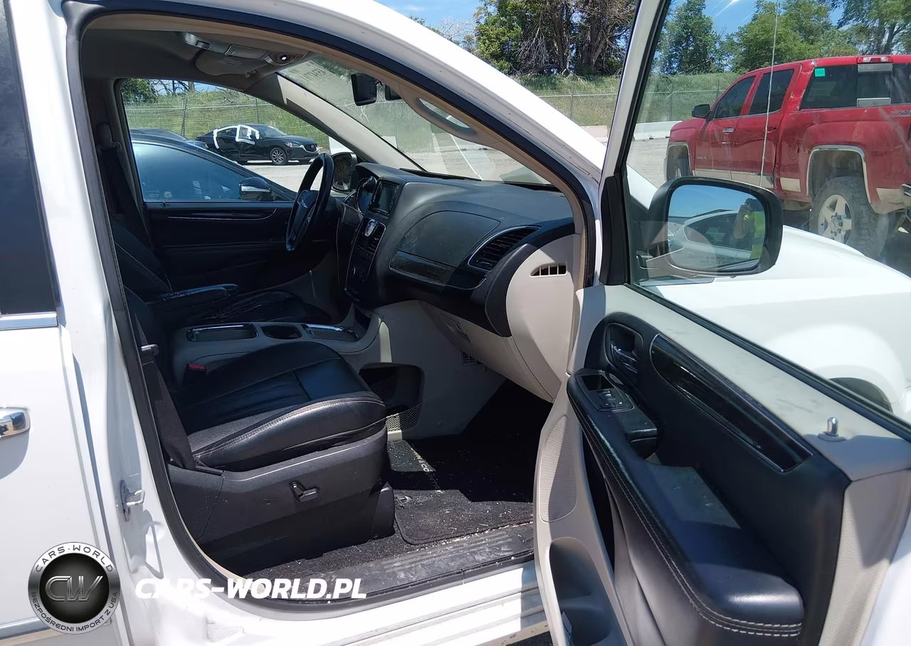 2015 Chrysler Town & Country Touring-L VIN:2C4RC1CG7FR611056 - 5
