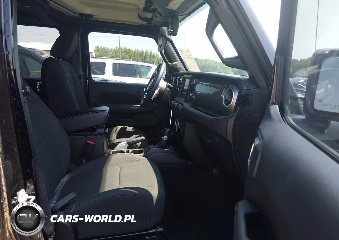 2018 Jeep Wrangler Unlimited Sahara 4X4 VIN:1C4HJXEN5JW215496 - 5