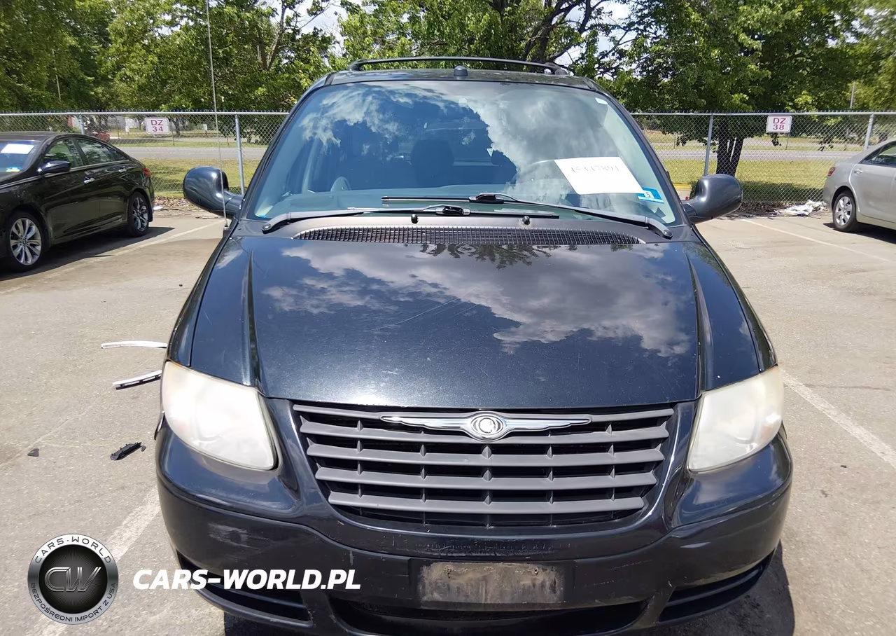 2005 Chrysler Town & Country VIN:1C4GP45R85B392293 - 12