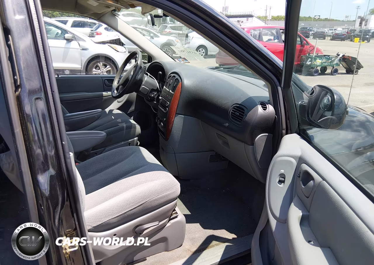 2005 Chrysler Town & Country VIN:1C4GP45R85B392293 - 5