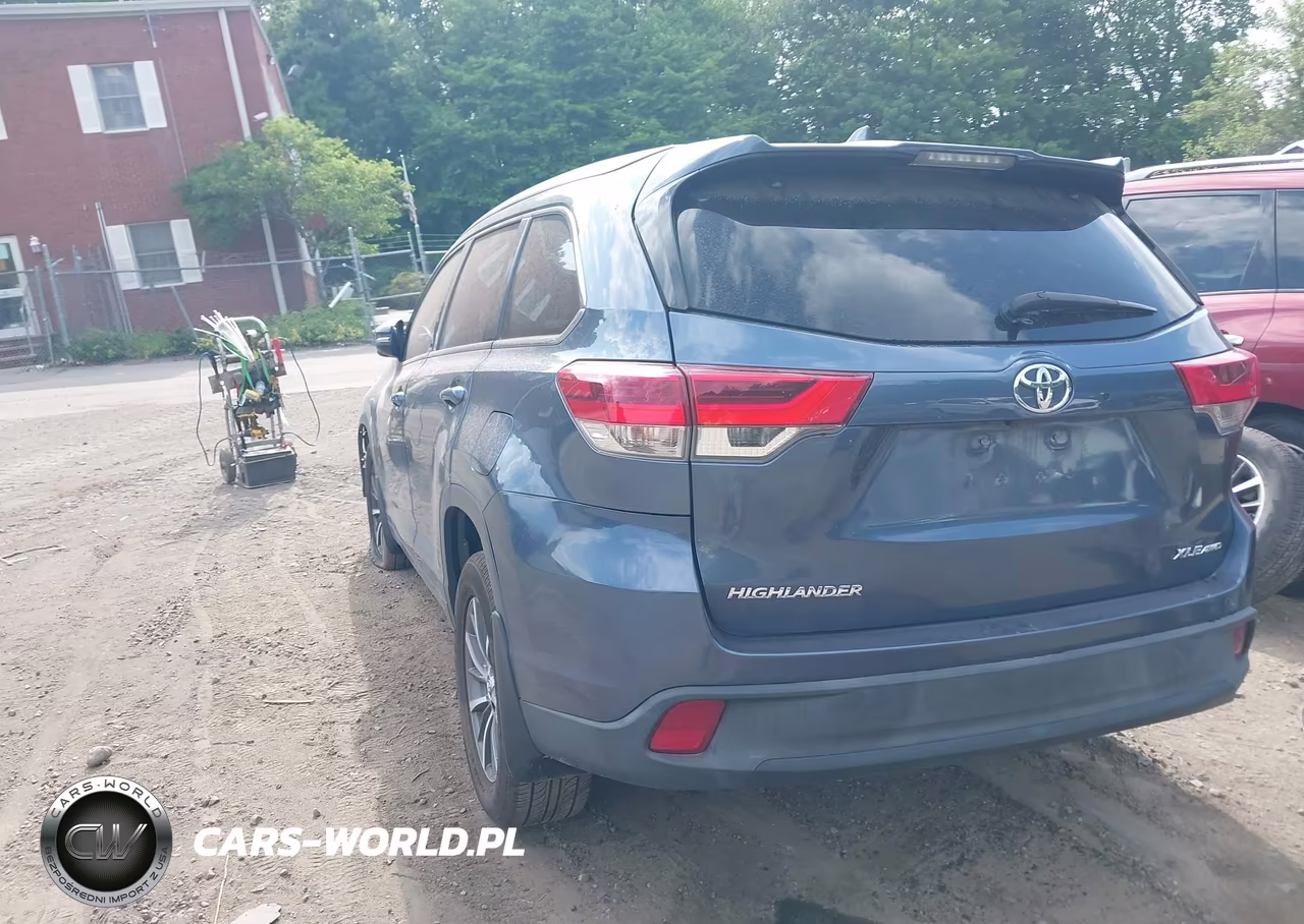 2018 Toyota Highlander Xle VIN:5TDJZRFHXJS818622 - 3