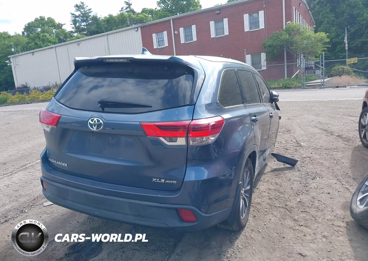 2018 Toyota Highlander Xle VIN:5TDJZRFHXJS818622 - 4