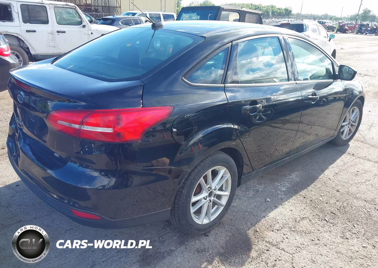 2017 Ford Focus Se VIN:1FADP3F28HL244132 - 4