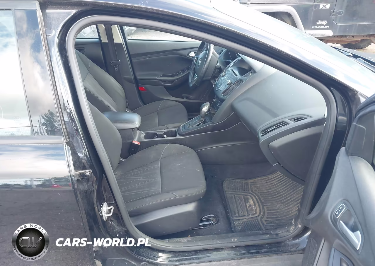 2017 Ford Focus Se VIN:1FADP3F28HL244132 - 5