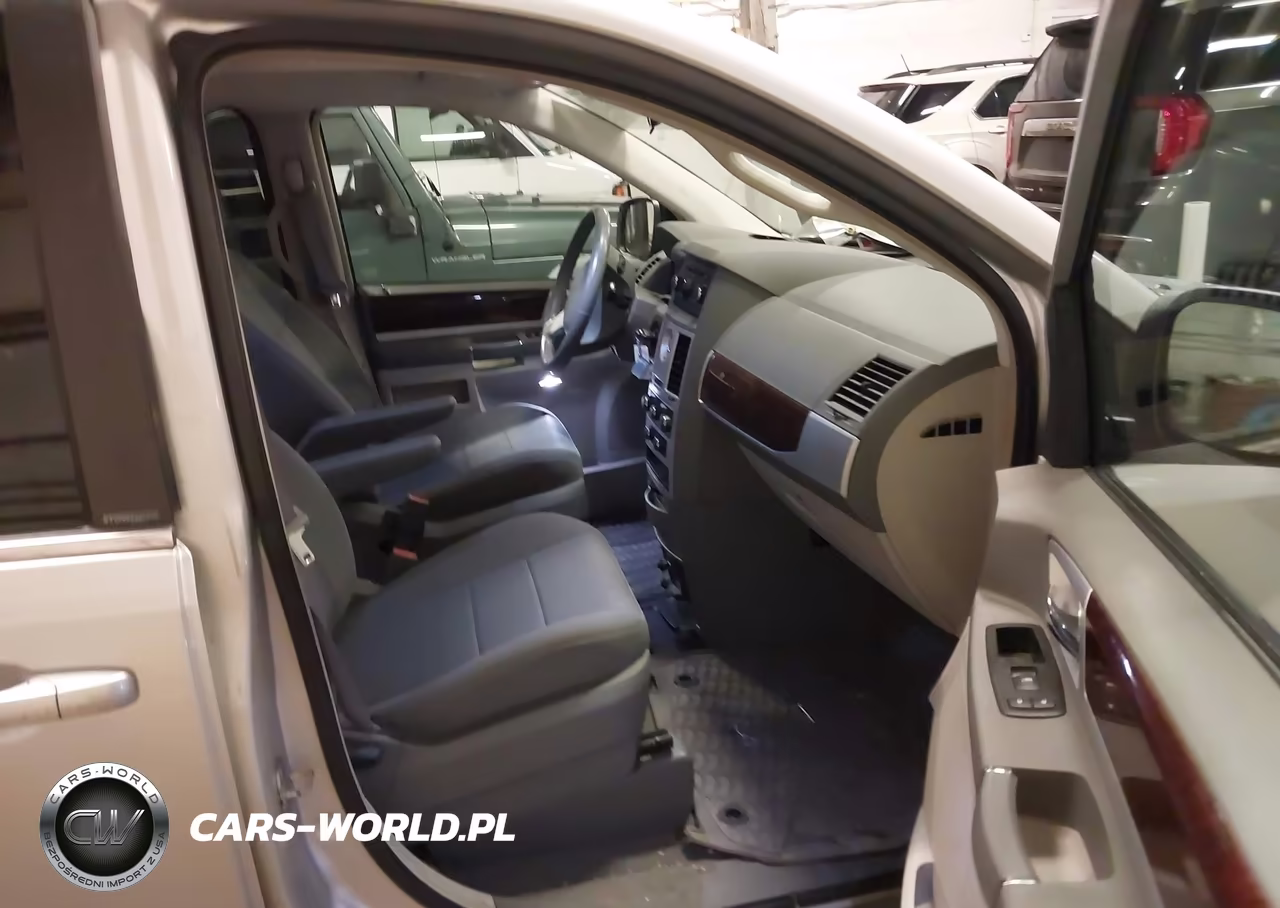 2010 Chrysler Town & Country Touring VIN:2A4RR5D19AR347826 - 5