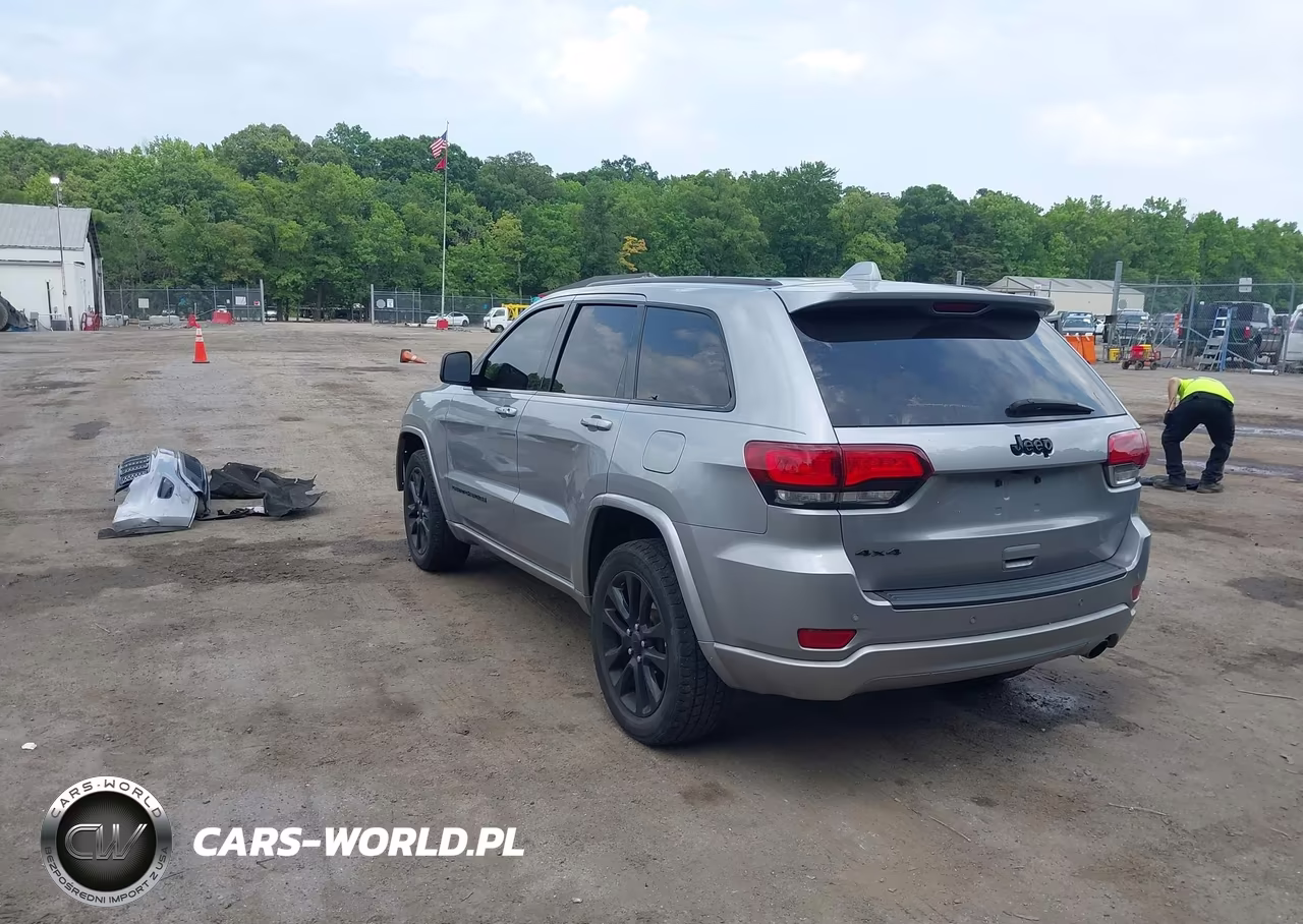 2018 Jeep Grand Cherokee Altitude 4X4 VIN:1C4RJFAG0JC501179 - 3