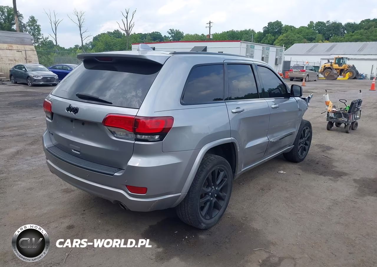 2018 Jeep Grand Cherokee Altitude 4X4 VIN:1C4RJFAG0JC501179 - 4