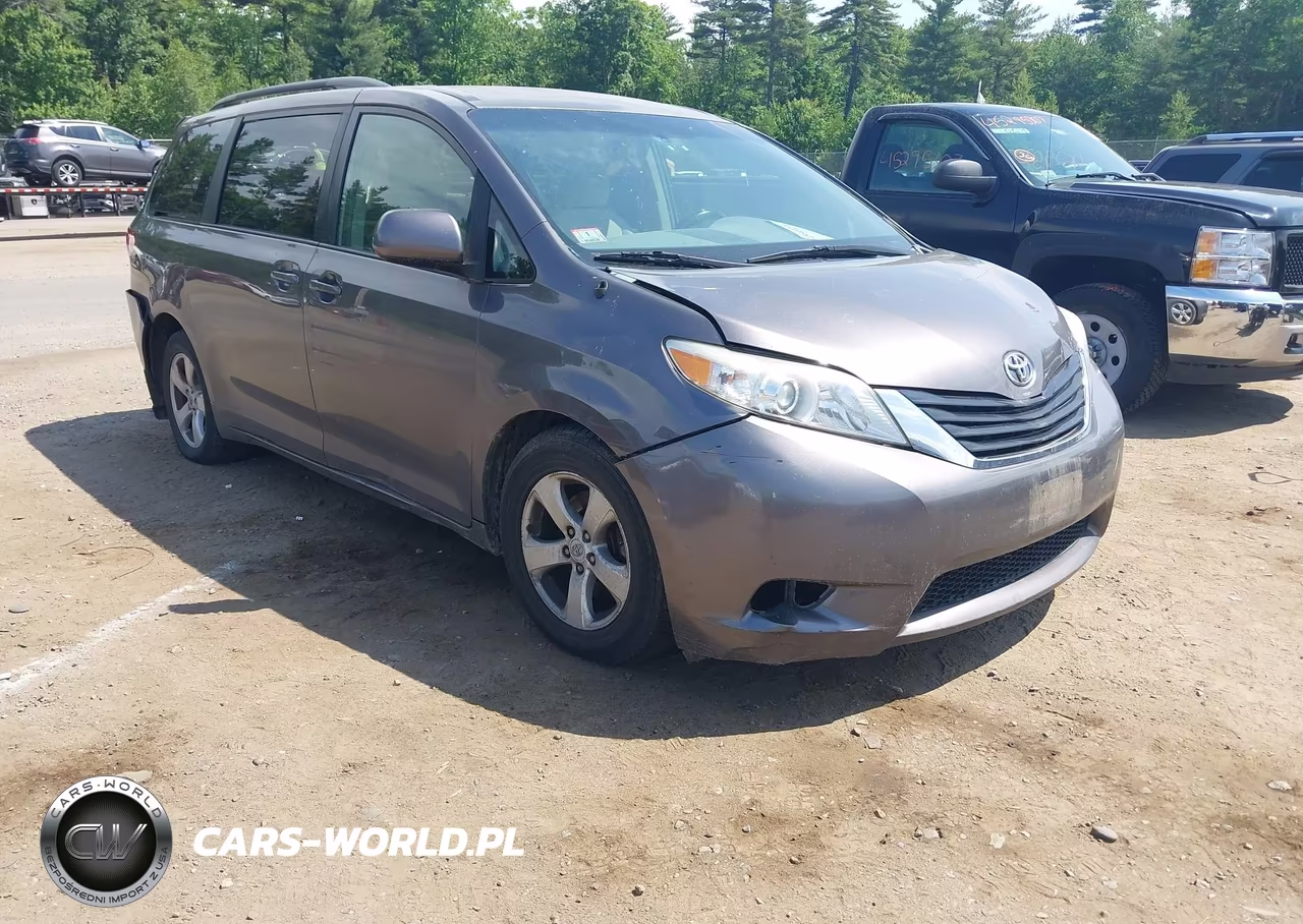 2012 Toyota Sienna Le V6 8 Passenger