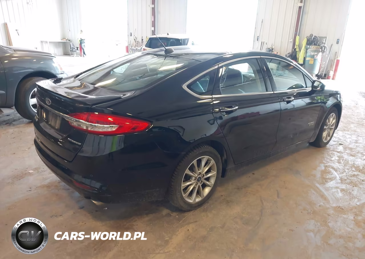 2018 Ford Fusion Energi Titanium VIN:3FA6P0SU0JR259911 - 4