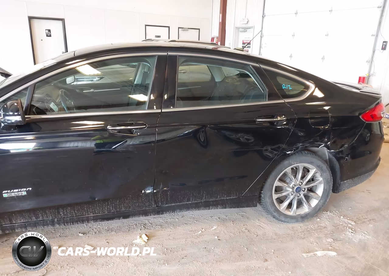 2018 Ford Fusion Energi Titanium VIN:3FA6P0SU0JR259911 - 6