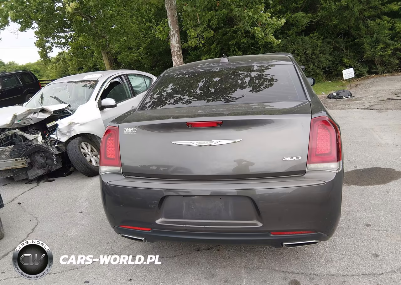 2018 Chrysler 300 Touring VIN:2C3CCAAG2JH275294 - 16