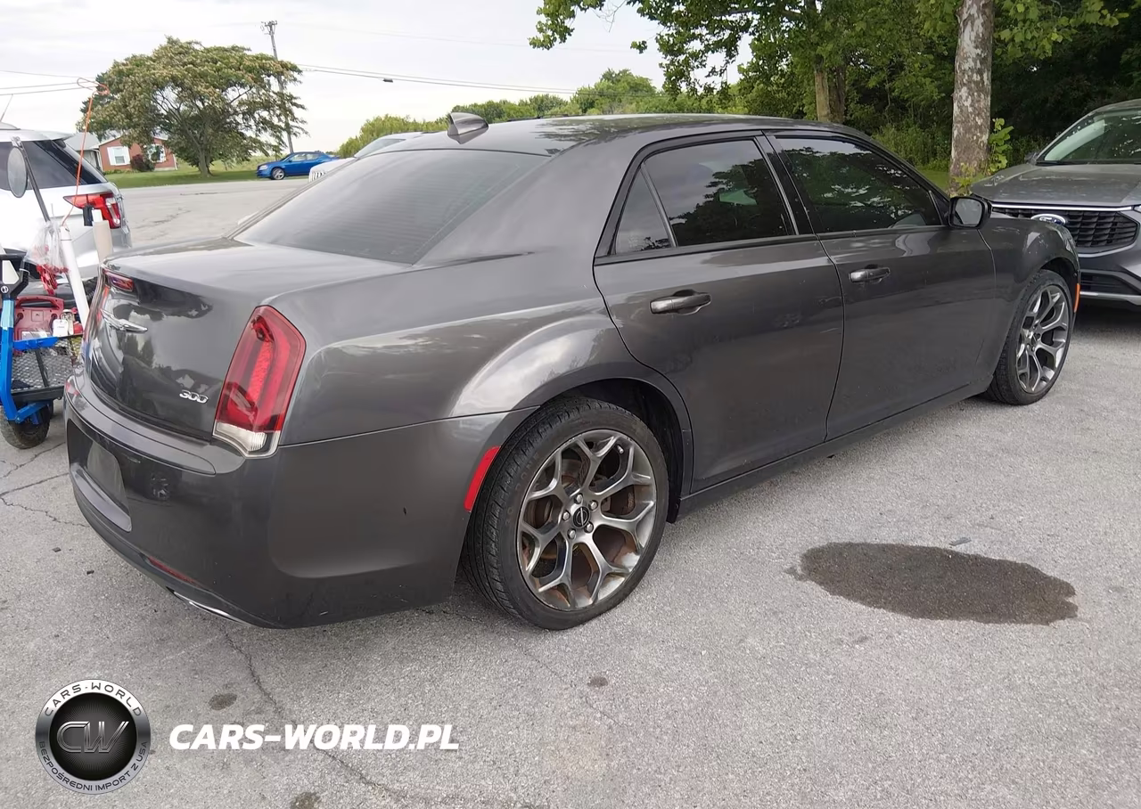 2018 Chrysler 300 Touring VIN:2C3CCAAG2JH275294 - 4