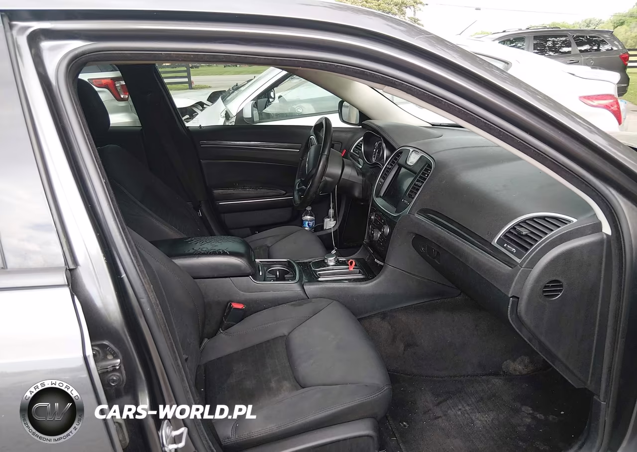2018 Chrysler 300 Touring VIN:2C3CCAAG2JH275294 - 5