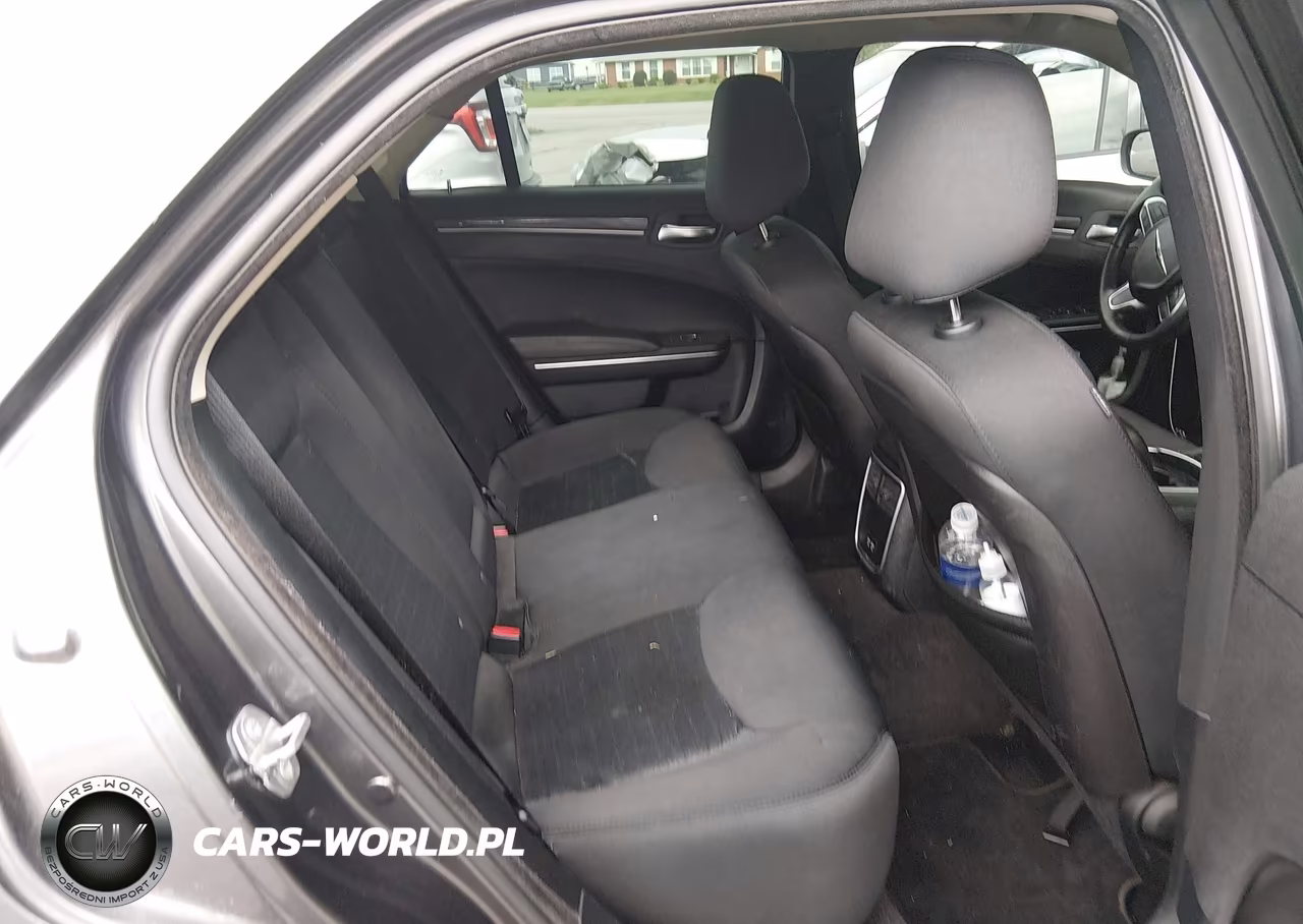 2018 Chrysler 300 Touring VIN:2C3CCAAG2JH275294 - 8