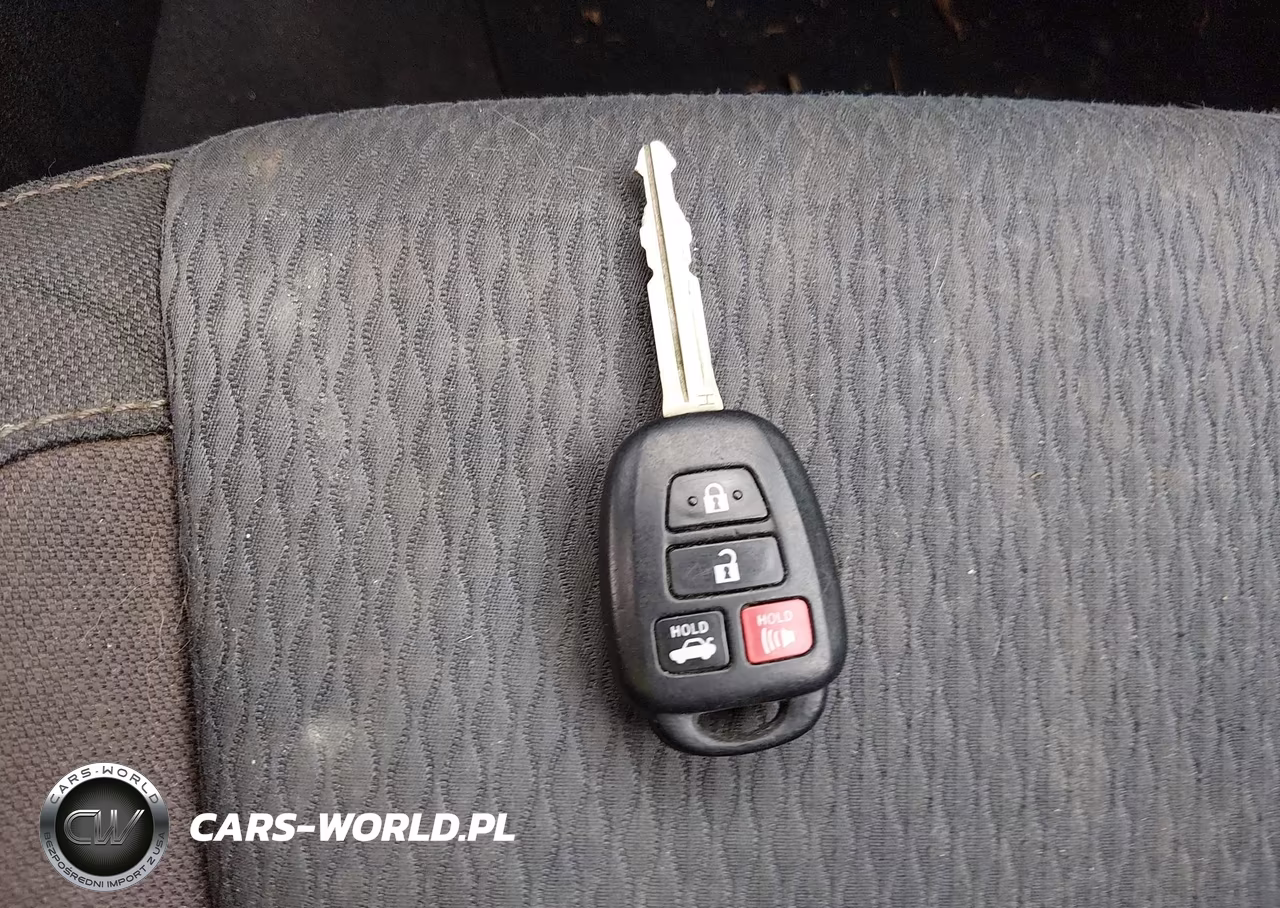 2018 Toyota Corolla Le VIN:5YFBURHE7JP823937 - 11