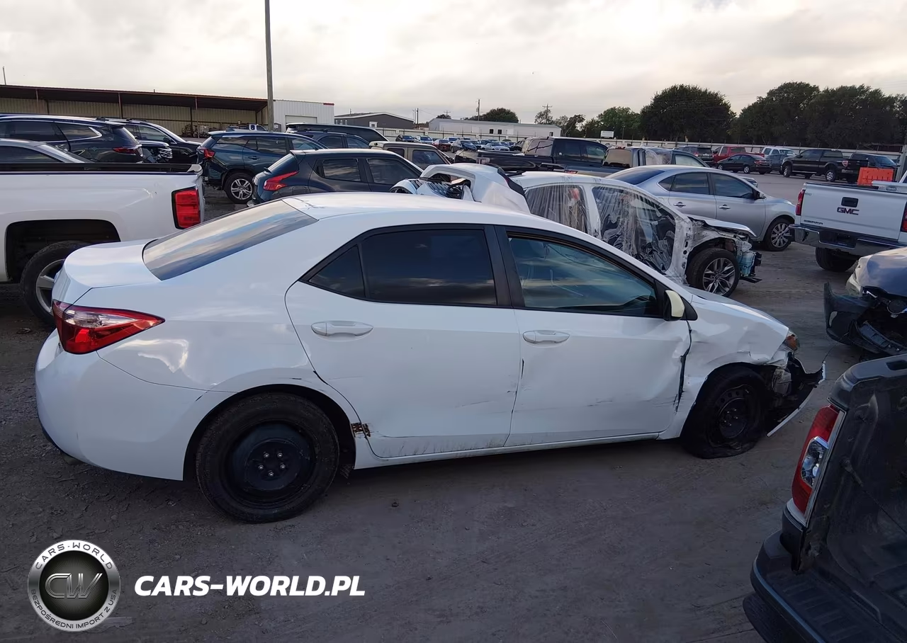 2018 Toyota Corolla Le VIN:5YFBURHE7JP823937 - 13