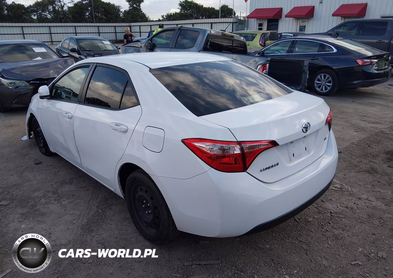2018 Toyota Corolla Le VIN:5YFBURHE7JP823937 - 3