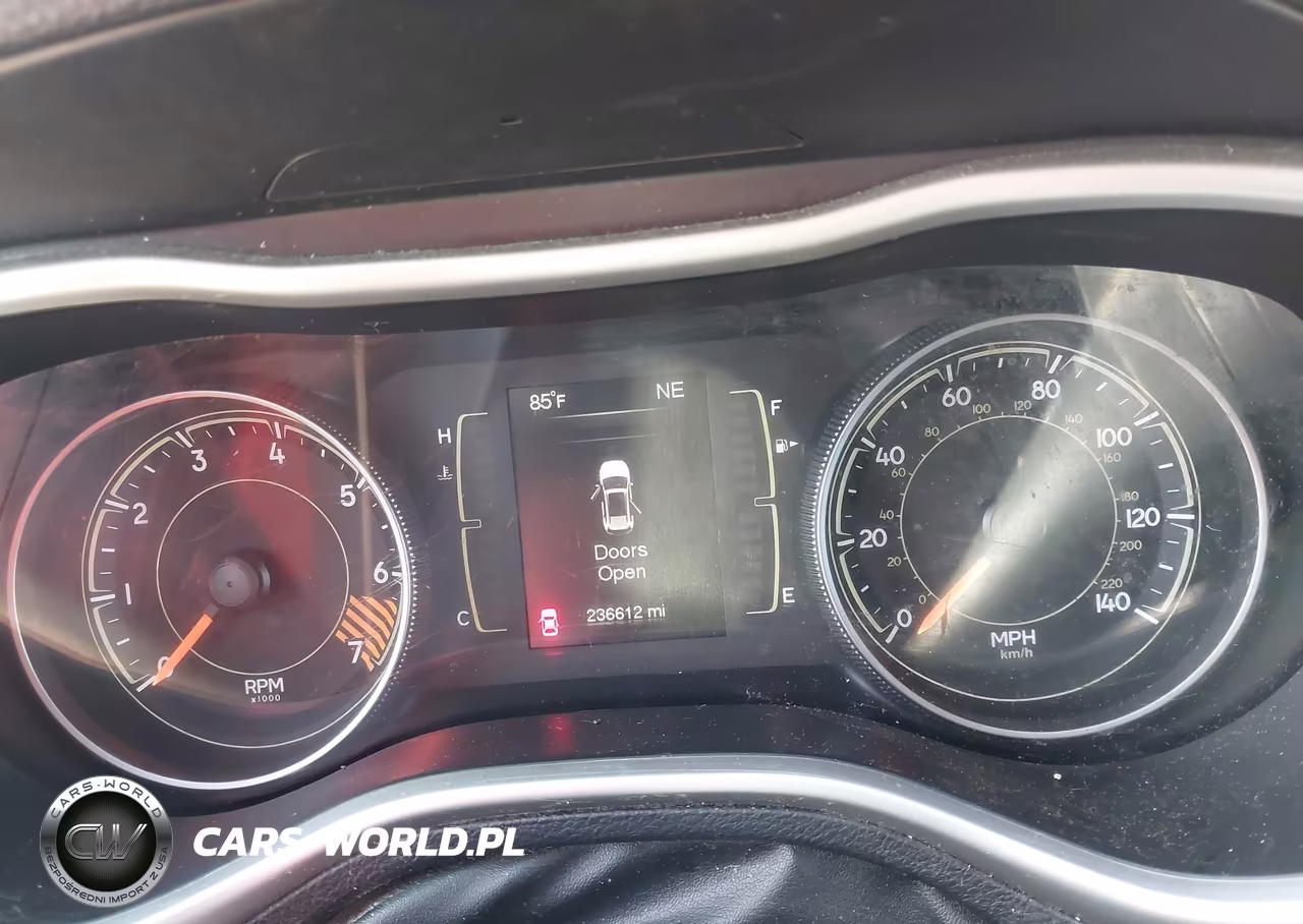 2015 Jeep Cherokee Sport VIN:1C4PJMAB6FW571064 - 7
