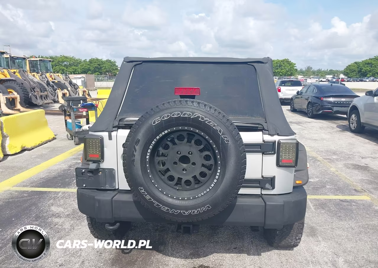 2010 Jeep Wrangler Unlimited Rubicon VIN:1J4HA6H13AL115489 - 16