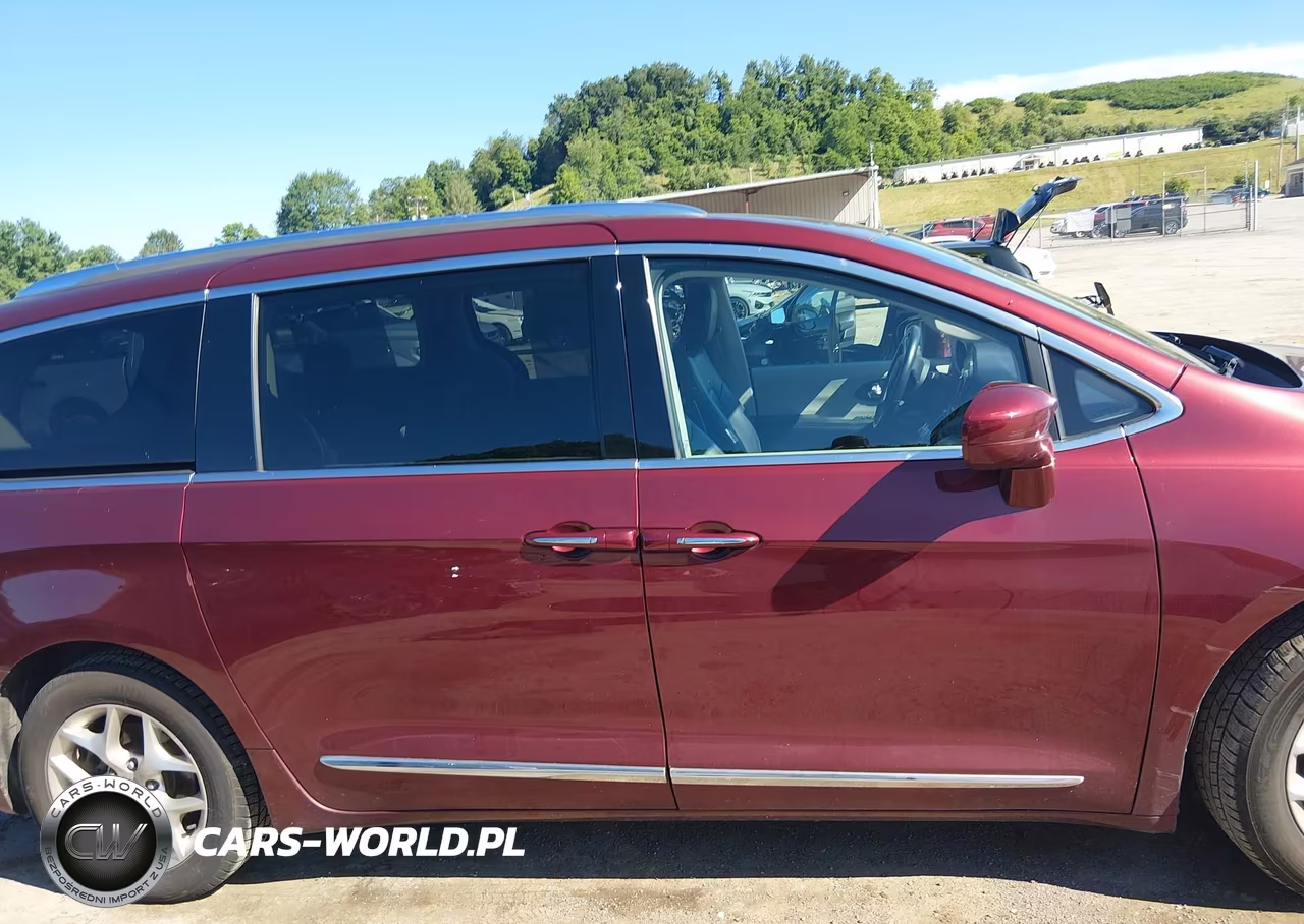 2018 Chrysler Pacifica Touring L VIN:2C4RC1BG5JR310473 - 13